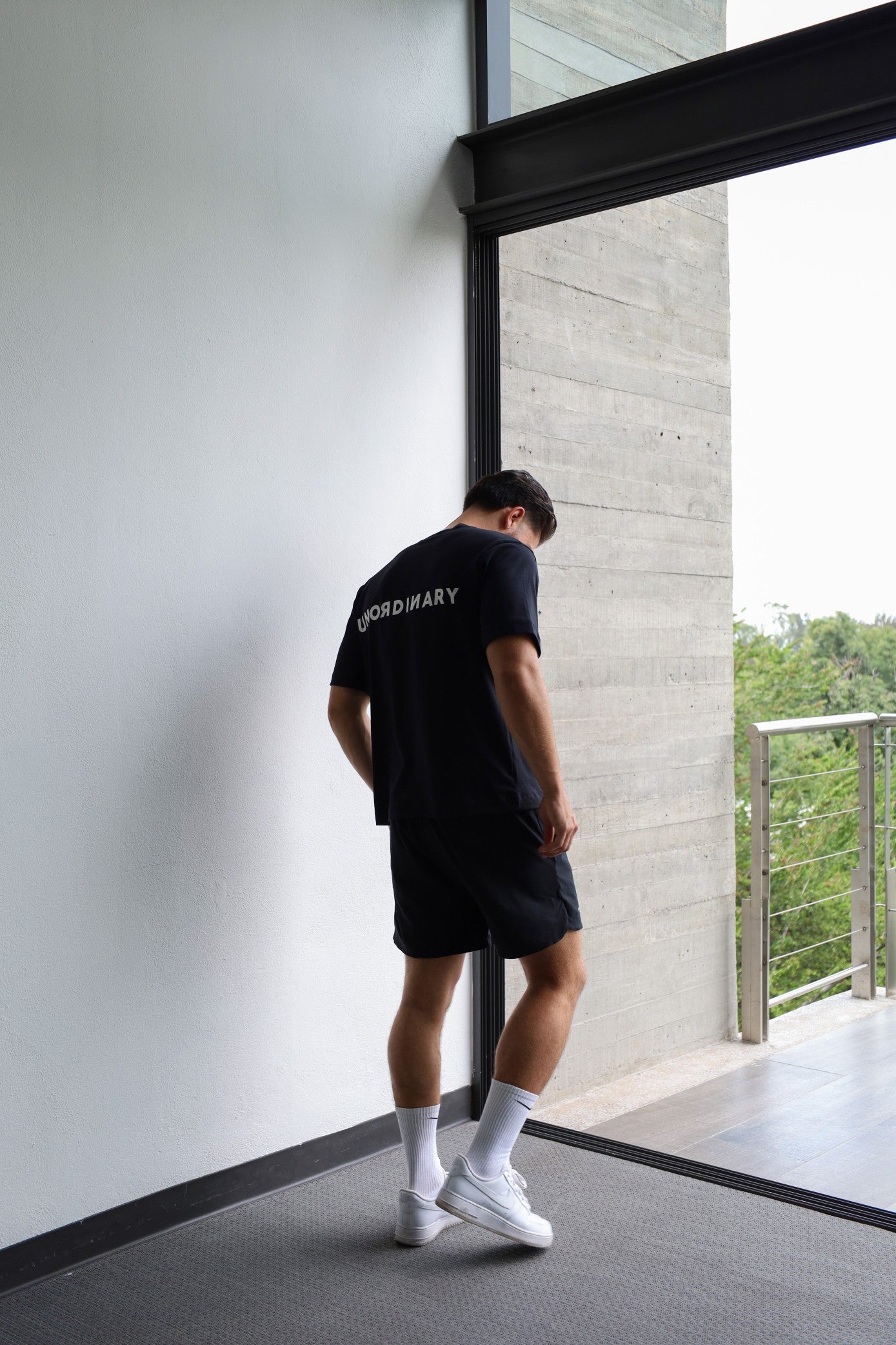 Playera Semi-Oversize Unisex - Negra | 2-DROP E/W