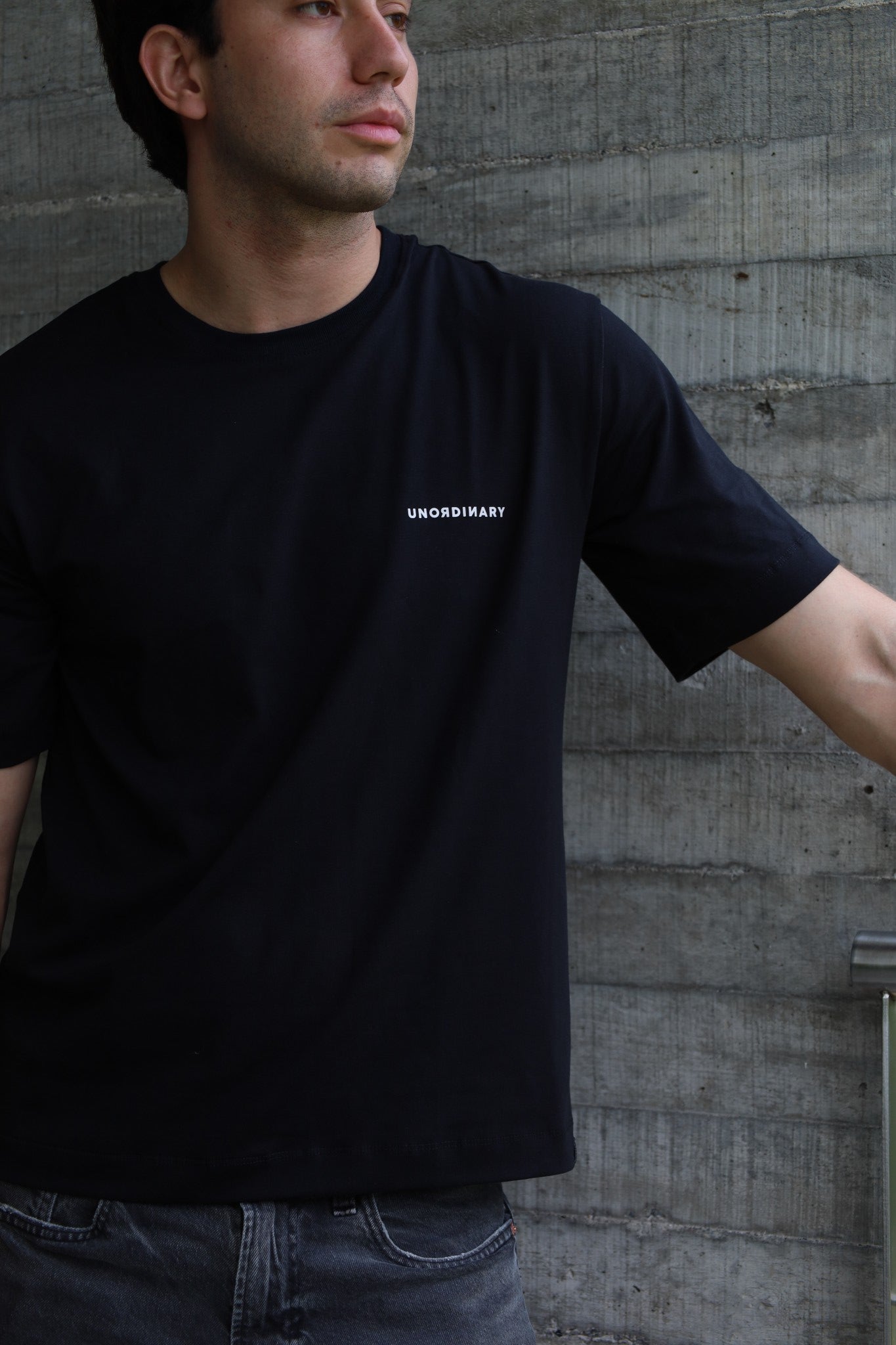 Playera Semi-Oversize Unisex - Negra | 2-DROP E/W