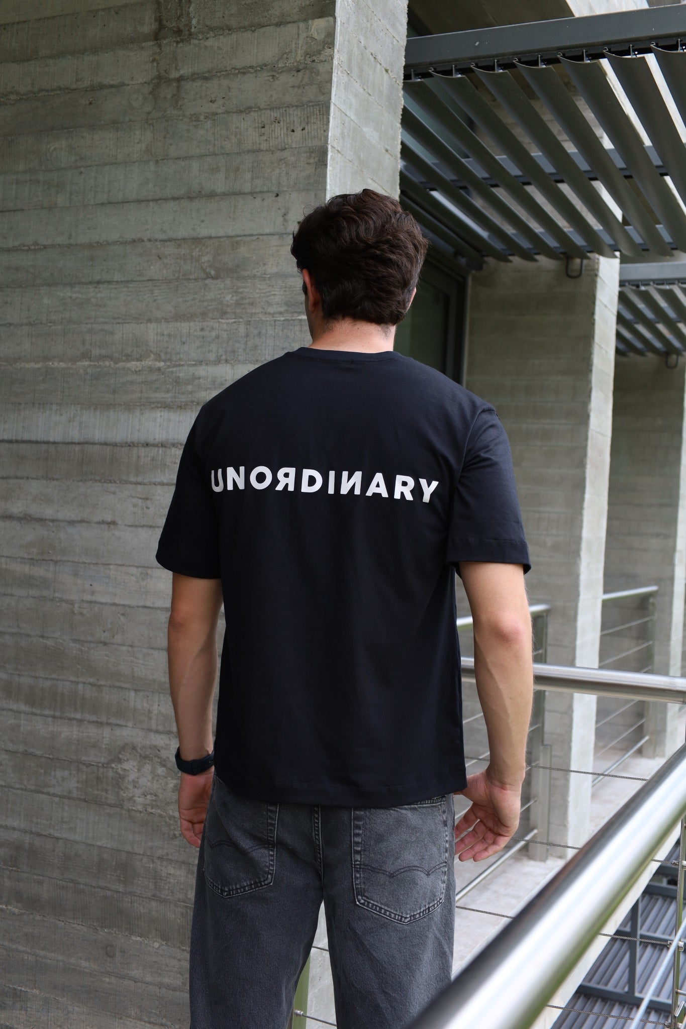 Playera Semi-Oversize Unisex - Negra | 2-DROP E/W