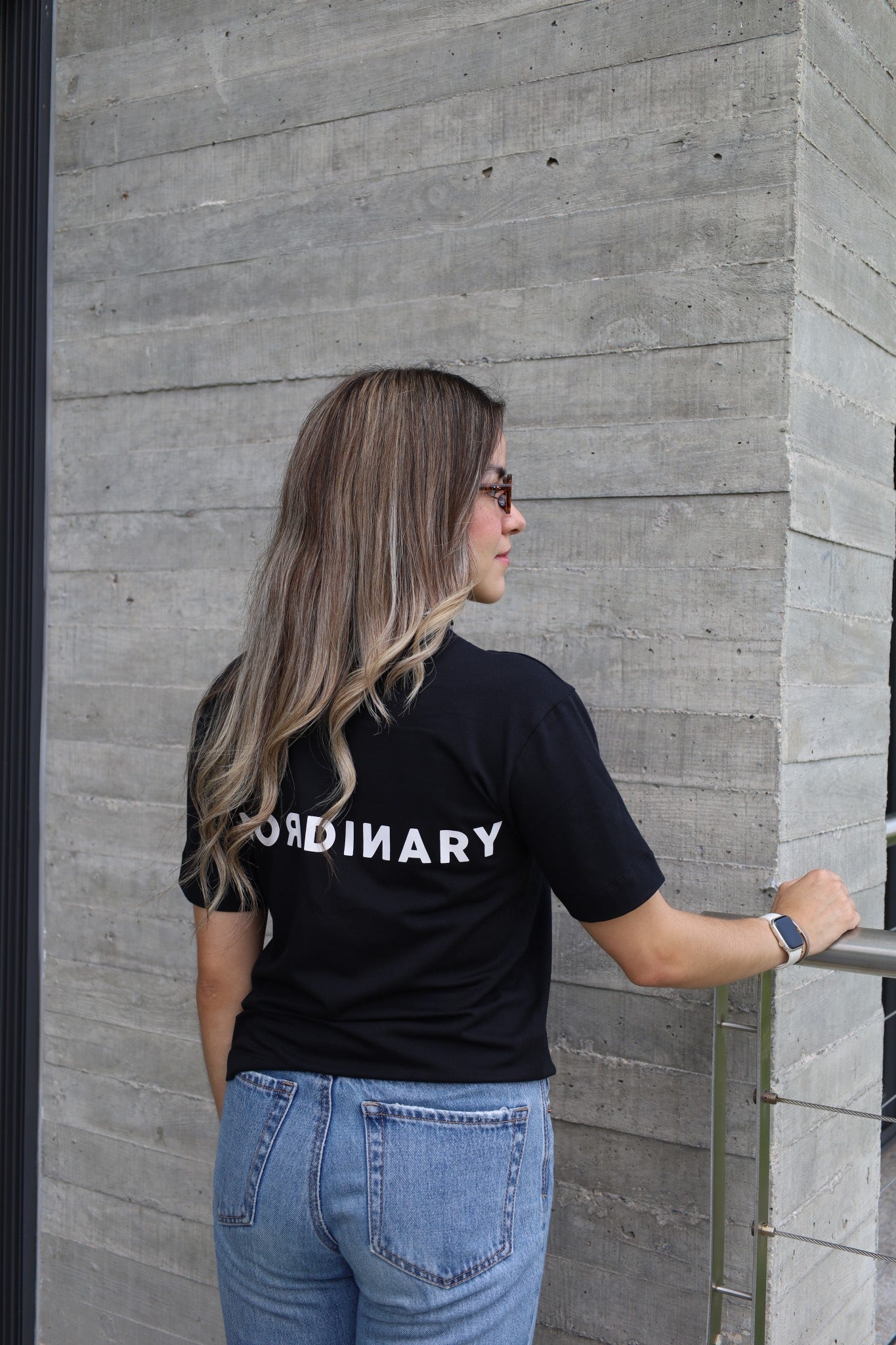 Playera Semi-Oversize Unisex - Negra | 2-DROP E/W