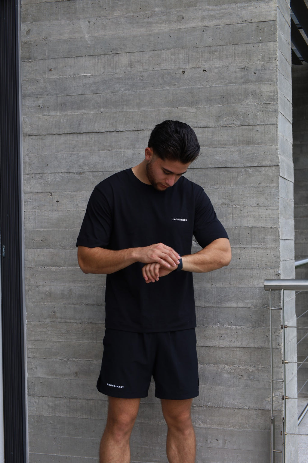Playera Semi-Oversize Unisex - Negra | 2-DROP E/W