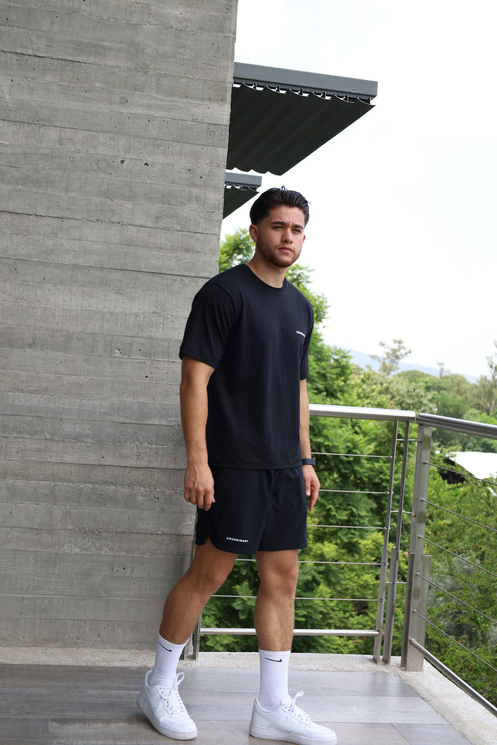 Playera Semi-Oversize Unisex - Negra | 2-DROP E/W