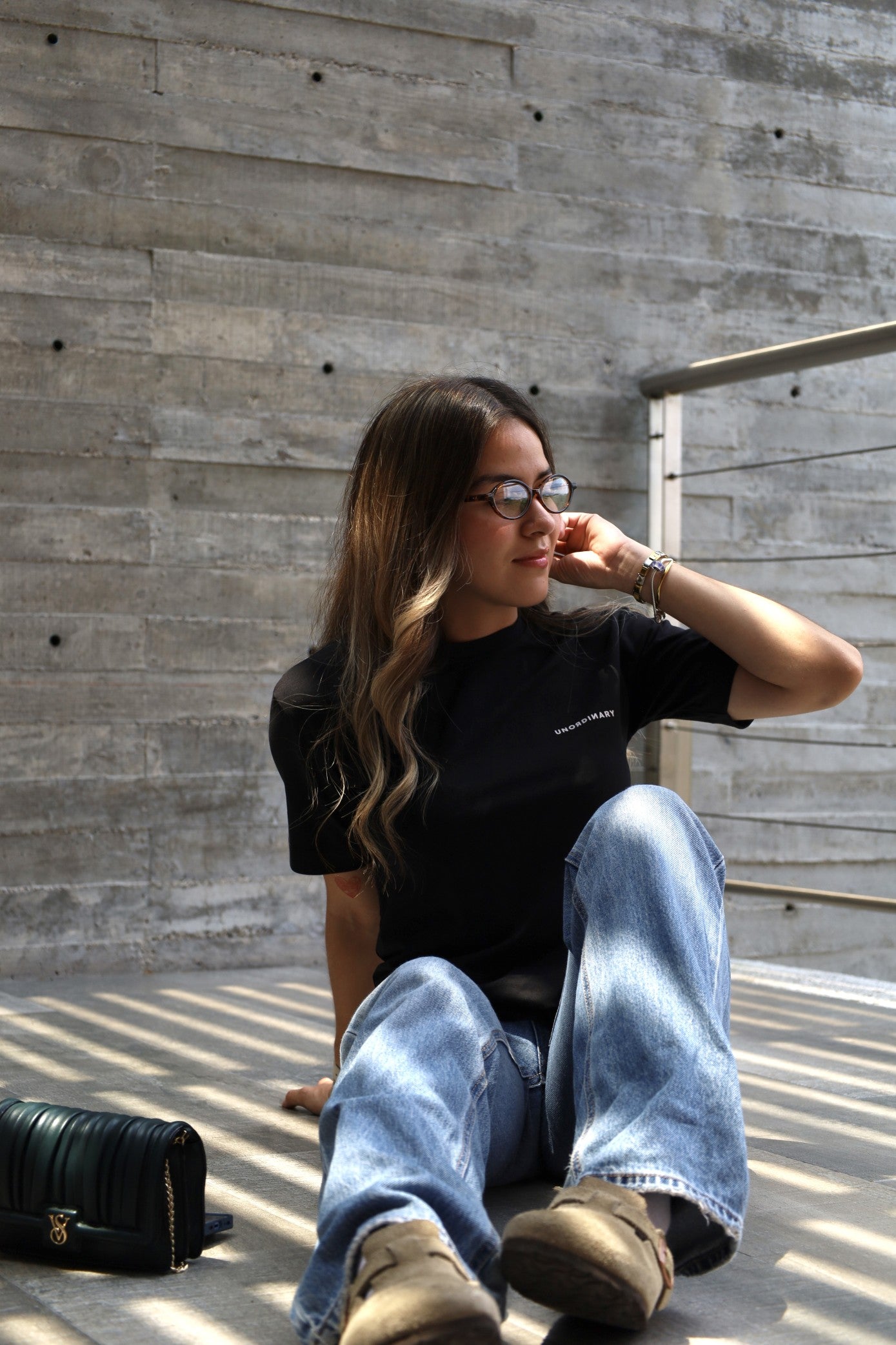Playera Semi-Oversize Unisex - Negra | 2-DROP E/W